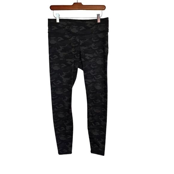 Fabletics Black and Gray Camouflage Active‎ Leggings Size Medium - Picture 1 of 11